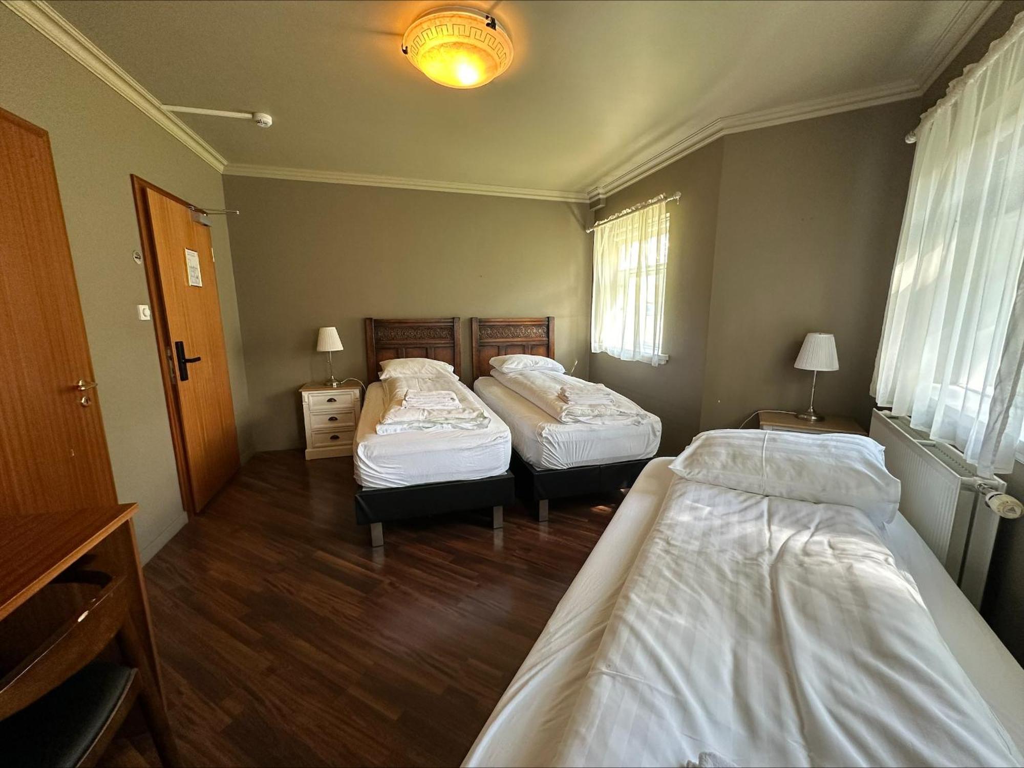 Bg4 Guesthouse อาคูเรย์รี ภายนอก รูปภาพ